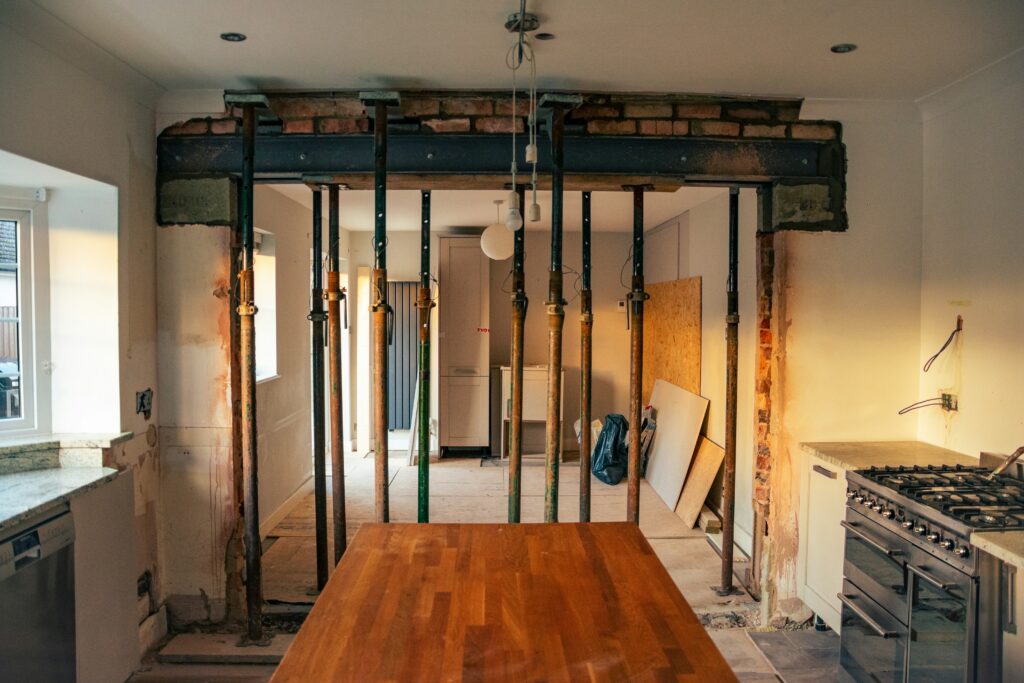 Travaux de renovation - 8 précautions essentielles - article Mai 2025 - ouverture mur Marie Casasola, Architecte d'intérieur