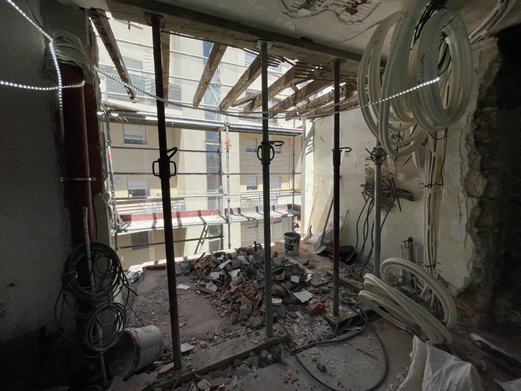 Ouverture pendant démolition pour véranda contemporaine - design d'espaces, Marie Casasola, Architecte d'intérieur