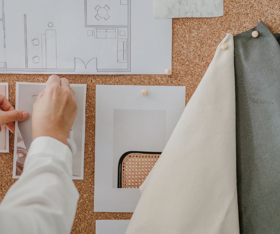 Assurance décennale représente un vrai poste de dépense pour un professionnel - Photographie montrant un architecte d'intérieur travaillant sur le moodboard d'un projet de rénovation d'un client