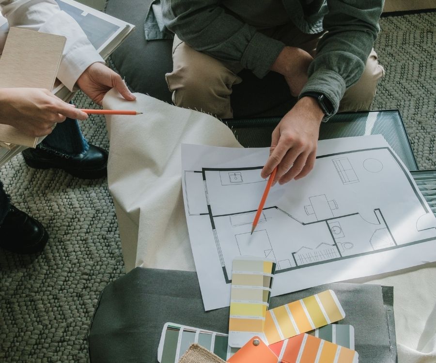 Assurance décennale obligatoire pour architectes d'intérieur qui interviennent sur la conception - Photographie montrant un architecte d'intérieur discutant des plans de rénovation avec son client
